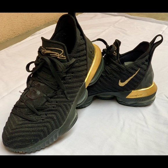 Lebron James 16 Men Nike Kicks Low Black Gold Shoe BQ5970 007 Basketball Size 10 - Picture 2 of 7